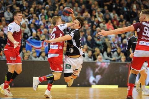 Handball Verein Hamburg vs. TuSEM Essen, Handball, 2.Bundesliga, 23.12.18 Noah Beyer (Nr. 2, TuSEM Essen) gegen Jan Kleineidam (Nr. 30, Handball Sport Verein Hamburg) Handball Sport Verein Hamburg vs. TuSEM Essen, Handball, 2.Bundesliga, 23.12.18