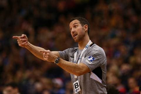 Handball 2. Bundesliga 2018 2019 - Hamburg Handball vs. Tusem Essen Trainer Torsten Jansen (Hamburg) zeigt nach vorne. Barclaycard Arena Hamburg Hamburg X Dieses Bild ist zur redaktionellen Verwendung bestimmt. Eine werbliche Verwendung erfordert eine zusaetzliche Freigabe.