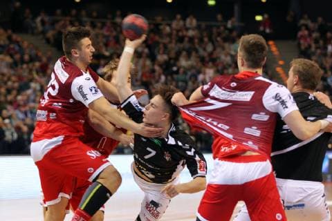 Handball 2. Bundesliga 2018 2019 - Hamburg Handball vs. Tusem Essen Dennis Szczesny (Essen) im Zweikampf mit Leif Tissier (Hamburg), rechts wird am Trikot von Luca Witzke (Essen) gezerrt . Barclaycard Arena Hamburg Hamburg Dieses Bild ist zur redaktionellen Verwendung bestimmt. Eine werbliche Verwendung erfordert eine zusaetzliche Freigabe.