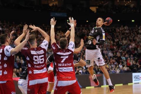 Handball 2. Bundesliga 2018 2019 - Hamburg Handball vs. Tusem Essen Lukas Ossenkopp (Hamburg) springt höher als alle anderen: Jonas Ellwanger (Essen) , Tim Zechel (Essen) und Luca Witzke (Essen) . Barclaycard Arena Hamburg Hamburg Dieses Bild ist zur redaktionellen Verwendung bestimmt. Eine werbliche Verwendung erfordert eine zusaetzliche Freigabe.