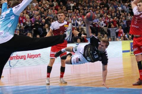 Handball 2. Bundesliga 2018 2019 - Hamburg Handball vs. Tusem Essen Niklas Weller (Hamburg) ist mit dieser Sprungeinlage erfolgreich . Barclaycard Arena Hamburg Hamburg Dieses Bild ist zur redaktionellen Verwendung bestimmt. Eine werbliche Verwendung erfordert eine zusaetzliche Freigabe.