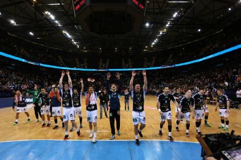 Handball 2. Bundesliga 2018 2019 - Hamburg Handball vs. Tusem Essen Schlussjubel der Mannschaft . Barclaycard Arena Hamburg Hamburg Dieses Bild ist zur redaktionellen Verwendung bestimmt. Eine werbliche Verwendung erfordert eine zusaetzliche Freigabe.