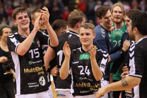 Handball 2. Bundesliga 2018 2019 - Hamburg Handball vs. Tusem Essen Schlussjubel mit Dominik Axmann (Hamburg) und Christopher Rix (Hamburg) . Barclaycard Arena Hamburg Hamburg Dieses Bild ist zur redaktionellen Verwendung bestimmt. Eine werbliche Verwendung erfordert eine zusaetzliche Freigabe.