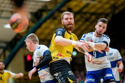 Anton Prakapenia 18 (HSC Coburg) und Marek Vranco 9 (Dessau-Rosslauer HV 06) waehrend der DKB Handball 2. Bundesliga Begegnung zwischen Dessau-Rosslauer HV 06 und HSC Coburg in der Anhalt Arena am 23. December 2018 in Bauhausstadt Dessau, Sachsen Anhalt (Saxony Anhalt), Deutschland (Germany) HB-2BL Dessau-Rosslauer HV 06 - HSC Coburg Dessau Copyright: xEIBNER HartmutxBoesenerx EP_HBR
