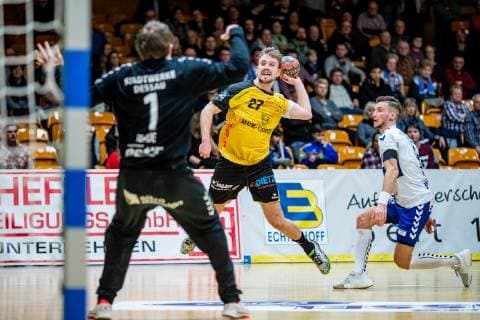 vlr Dominik Plaue 1 (Dessau-Rosslauer HV 06), Florian Billek 21 (HSC Coburg), Marek Vranco 9 (Dessau-Rosslauer HV 06) waehrend der DKB Handball 2. Bundesliga Begegnung zwischen Dessau-Rosslauer HV 06 und HSC Coburg in der Anhalt Arena am 23. December 2018 in Bauhausstadt Dessau, Sachsen Anhalt (Saxony Anhalt), Deutschland (Germany) HB-2BL Dessau-Rosslauer HV 06 - HSC Coburg Dessau Copyright: xEIBNER HartmutxBoesenerx EP_HBR
