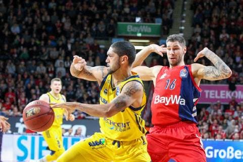 l-r: im Zweikampf, Aktion, mit Peyton Siva 3 (Alba Berlin) und Stefan Jovic 16 (FC Bayern Basketball), FC Bayern Basketball vs. Alba Berlin, Basketball, Pokal, Viertelfinale, 23.12.2018 Muenchen Bayern Deutschland