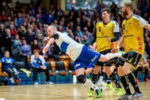 Libor Hanisch 7 (Dessau-Rosslauer HV 06), Max Jaeger 6 (HSC Coburg), Anton Prakapenia 18 (HSC Coburg) waehrend der DKB Handball 2. Bundesliga Begegnung zwischen Dessau-Rosslauer HV 06 und HSC Coburg in der Anhalt Arena am 23. December 2018 in Bauhausstadt Dessau, Sachsen Anhalt (Saxony Anhalt), Deutschland (Germany) HB-2BL Dessau-Rosslauer HV 06 - HSC Coburg Dessau Copyright: xEIBNER HartmutxBoesenerx EP_HBR