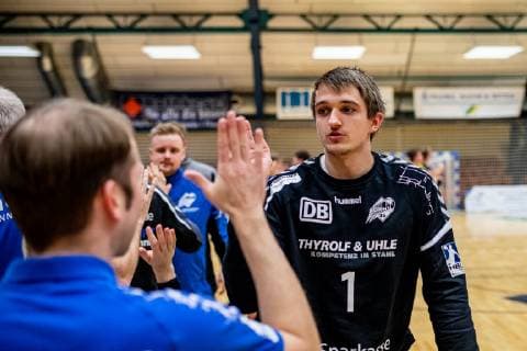 Dominik Plaue 1 (Dessau-Rosslauer HV 06) klatscht mit Trainer Jan Gorr (HSC Coburg) ab waehrend der DKB Handball 2. Bundesliga Begegnung zwischen Dessau-Rosslauer HV 06 und HSC Coburg in der Anhalt Arena am 23. December 2018 in Bauhausstadt Dessau, Sachsen Anhalt (Saxony Anhalt), Deutschland (Germany) HB-2BL Dessau-Rosslauer HV 06 - HSC Coburg Dessau Copyright: xEIBNER HartmutxBoesenerx EP_HBR