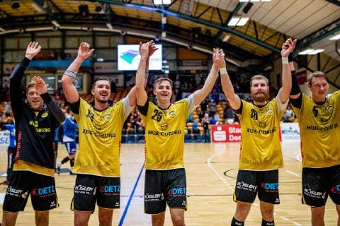 Freude nach Sieg bei HSC Coburg waehrend der DKB Handball 2. Bundesliga Begegnung zwischen Dessau-Rosslauer HV 06 und HSC Coburg in der Anhalt Arena am 23. December 2018 in Bauhausstadt Dessau, Sachsen Anhalt (Saxony Anhalt), Deutschland (Germany) HB-2BL Dessau-Rosslauer HV 06 - HSC Coburg Dessau Copyright: xEIBNER HartmutxBoesenerx EP_HBR