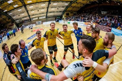 HSC Coburg im Siegesrausch waehrend der DKB Handball 2. Bundesliga Begegnung zwischen Dessau-Rosslauer HV 06 und HSC Coburg in der Anhalt Arena am 23. December 2018 in Bauhausstadt Dessau, Sachsen Anhalt (Saxony Anhalt), Deutschland (Germany) HB-2BL Dessau-Rosslauer HV 06 - HSC Coburg Dessau Copyright: xEIBNER HartmutxBoesenerx EP_HBR