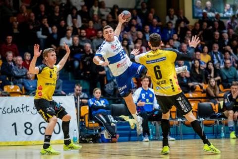 vlr Felix Spross 8 (HSC Coburg), Jan Zahradnicek 33 (Dessau-Rosslauer HV 06), Max Jaeger 6 (HSC Coburg) waehrend der DKB Handball 2. Bundesliga Begegnung zwischen Dessau-Rosslauer HV 06 und HSC Coburg in der Anhalt Arena am 23. December 2018 in Bauhausstadt Dessau, Sachsen Anhalt (Saxony Anhalt), Deutschland (Germany) HB-2BL Dessau-Rosslauer HV 06 - HSC Coburg Dessau Copyright: xEIBNER HartmutxBoesenerx EP_HBR