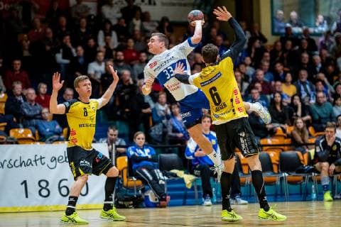 vlr Felix Spross 8 (HSC Coburg), Jan Zahradnicek 33 (Dessau-Rosslauer HV 06), Max Jaeger 6 (HSC Coburg) waehrend der DKB Handball 2. Bundesliga Begegnung zwischen Dessau-Rosslauer HV 06 und HSC Coburg in der Anhalt Arena am 23. December 2018 in Bauhausstadt Dessau, Sachsen Anhalt (Saxony Anhalt), Deutschland (Germany) HB-2BL Dessau-Rosslauer HV 06 - HSC Coburg Dessau Copyright: xEIBNER HartmutxBoesenerx EP_HBR