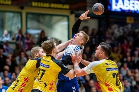 vlr Anton Prakapenia 18 (HSC Coburg), Pontus Zetterman 27 (HSC Coburg), Pontus Zetterman 27 (HSC Coburg), Slavomir Mlotek 10 (Dessau-Rosslauer HV 06) am Ball und Marcel Timm 23 (HSC Coburg) waehrend der DKB Handball 2. Bundesliga Begegnung zwischen Dessau-Rosslauer HV 06 und HSC Coburg in der Anhalt Arena am 23. December 2018 in Bauhausstadt Dessau, Sachsen Anhalt (Saxony Anhalt), Deutschland (Germany) HB-2BL Dessau-Rosslauer HV 06 - HSC Coburg Dessau Copyright: xEIBNER HartmutxBoesenerx EP_HBR