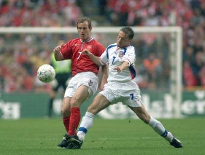 (ARKIV) Fodbold landskamp Danmark - Tjekkiet, VM kvalifikation, loerdag juni 2, 2001 i Parken. BRIAN STEEN NIELSEN (tv) og Roman Tyce. 2-1 til Danmark.. , KOEBENHAVN SJAELLAND Denmark Copyright: THOMASxSJOERUPx spdk20181226-142400-L