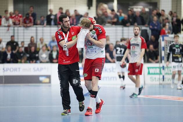 Stefan Lex (ASV Hamm-Westfalen 13) wird mit Verletzung im Gesicht vom Spielfeld gefuehrt, ASV Hamm-Westfalen vs Handball Sportverein Hamburg, Handball, 2. Bundesliga, 26.12.2018, ASV Hamm-Westfalen vs Handball Sportverein Hamburg, Handball, 2. Bundesliga, 26.12.2018 Hamm Copyright: xEIBNER JanxStrohdiekx EP_JSK