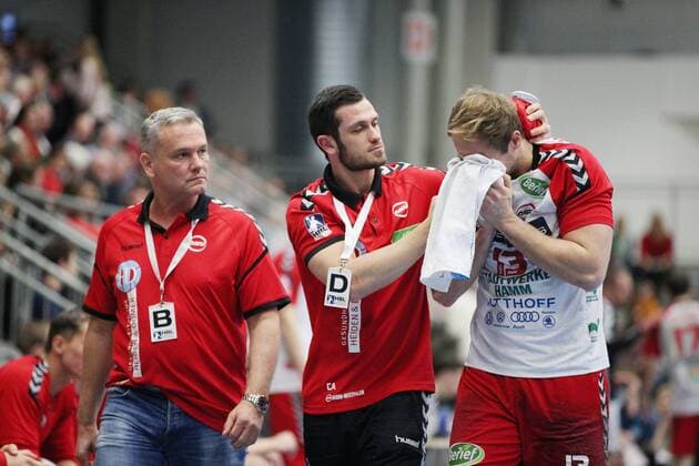 Sport Bilder des Tages Stefan Lex (ASV Hamm-Westfalen 13) wird mit Verletzung im Gesicht vom Spielfeld gefuehrt, links Kay Rothenpieler (Trainer ASV Hamm-Westfalen), ASV Hamm-Westfalen vs Handball Sportverein Hamburg, Handball, 2. Bundesliga, 26.12.2018, ASV Hamm-Westfalen vs Handball Sportverein Hamburg, Handball, 2. Bundesliga, 26.12.2018 Hamm Copyright: xEIBNER JanxStrohdiekx EP_JSK