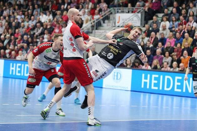 Lukas Ossenkopp (Handball Sportverein Hamburg 14) vorbei an Markus Fuchs (ASV Hamm-Westfalen 6)(links) , ASV Hamm-Westfalen vs Handball Sportverein Hamburg, Handball, 2. Bundesliga, 26.12.2018, ASV Hamm-Westfalen vs Handball Sportverein Hamburg, Handball, 2. Bundesliga, 26.12.2018 Hamm Copyright: xEIBNER JanxStrohdiekx EP_JSK