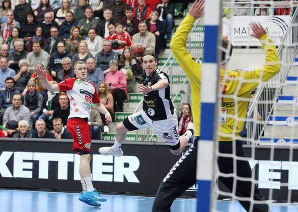 Jan Kleineidam (Handball Sportverein Hamburg 30) vorbei an Jan von Boenigk (ASV Hamm-Westfalen 95)(links) gegen Felix Storbeck (ASV Hamm-Westfalen 1)(Tor), ASV Hamm-Westfalen vs Handball Sportverein Hamburg, Handball, 2. Bundesliga, 26.12.2018, ASV Hamm-Westfalen vs Handball Sportverein Hamburg, Handball, 2. Bundesliga, 26.12.2018 Hamm Copyright: xEIBNER JanxStrohdiekx EP_JSK