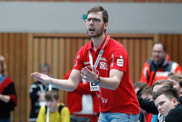 v.li.: Trainer Jaron Siewert (TuSEM Essen) gibt Anweisungen, gestikuliert, mit den Armen gestikulieren, gives instructions, gesticulate, DKB 2. Handball-Bundesliga, DJK Rimpar Wölfe - TuSEM Essen,