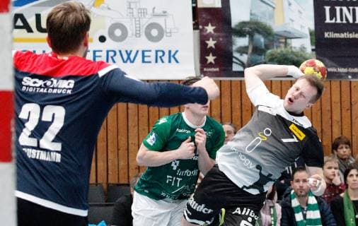 v.li.: Max Brustmann (DJK Rimpar Wölfe), Fin Backs (DJK Rimpar Wölfe), Luca Witzke (TuSEM Essen), DKB 2. Handball-Bundesliga, DJK Rimpar Wölfe - TuSEM Essen,