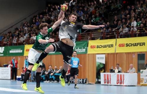 v.li.: Lukas Siegler (DJK Rimpar Wölfe), Dennis Sczesny (TuSEM Essen), DKB 2. Handball-Bundesliga, DJK Rimpar Wölfe - TuSEM Essen,
