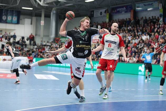 Niklas Weller (Handball Sportverein Hamburg 13) vorbei an Soeren Suedmeier (ASV Hamm-Westfalen 17)(hinten) und Markus Fuchs (ASV Hamm-Westfalen 6)(rechts) , ASV Hamm-Westfalen vs Handball Sportverein Hamburg, Handball, 2. Bundesliga, 26.12.2018, ASV Hamm-Westfalen vs Handball Sportverein Hamburg, Handball, 2. Bundesliga, 26.12.2018 Hamm Copyright: xEIBNER JanxStrohdiekx EP_JSK