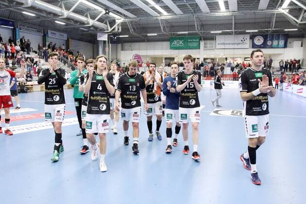 Die enttaeuschten Spieler des Handball Sportverein Hamburg verabschieden sich von den mitgereisten Fans, ASV Hamm-Westfalen vs Handball Sportverein Hamburg, Handball, 2. Bundesliga, 26.12.2018, ASV Hamm-Westfalen vs Handball Sportverein Hamburg, Handball, 2. Bundesliga, 26.12.2018 Hamm Copyright: xEIBNER JanxStrohdiekx EP_JSK