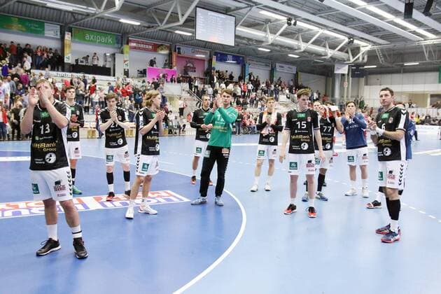 Die enttaeuschten Spieler des Handball Sportverein Hamburg verabschieden sich von den mitgereisten Fans, ASV Hamm-Westfalen vs Handball Sportverein Hamburg, Handball, 2. Bundesliga, 26.12.2018, ASV Hamm-Westfalen vs Handball Sportverein Hamburg, Handball, 2. Bundesliga, 26.12.2018 Hamm Copyright: xEIBNER JanxStrohdiekx EP_JSK