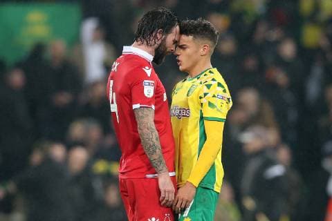 Sport Bilder des Tages Norwich City v Nottingham Forest Sky Bet Championship Danny Fox of Nottingham Forest and Max Aarons of Norwich clash at the end of the Sky Bet Championship match at Carrow Road, Norwich Content Not Available For UK Newspapers Copyright: xPaulxChestertonx FIL-12733-0066