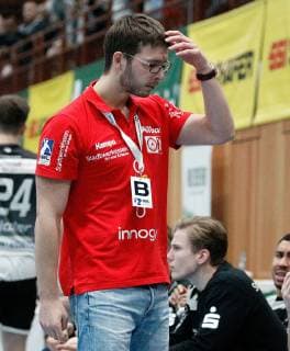 v.li.: Trainer Jaron Siewert (TuSEM Essen) enttäuscht schauend, Enttäuschung, disappointed, DKB 2. Handball-Bundesliga, DJK Rimpar Wölfe - TuSEM Essen, DFL DFB REGULATIONS PROHIBIT ANY USE OF PHOTOGRAPHS AS IMAGE SEQUENCES AND OR QUASI-VIDEO.
