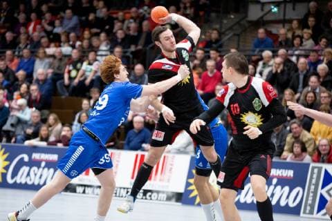 Luebbecke, Deutschland 26.12.2018: 2. Handball Bundesliga - 2018 2019 - TuS-N-Luebbecke vs. TSV Bayer Dormagen (L-R) Lukas Stutzke (Dormagen), Jo Gerrit Genz (Luebbecke) Luebbecke Nordrhein-Westfalen Deutschland Merkur Arena