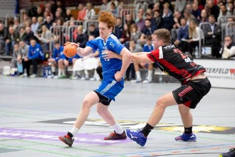 Luebbecke, Deutschland 26.12.2018: 2. Handball Bundesliga - 2018 2019 - TuS-N-Luebbecke vs. TSV Bayer Dormagen (L-R) Lukas Stutzke (Dormagen), Moritz Schade (Luebbecke) Luebbecke Nordrhein-Westfalen Deutschland Merkur Arena