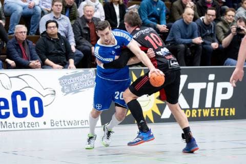 Luebbecke, Deutschland 26.12.2018: 2. Handball Bundesliga - 2018 2019 - TuS-N-Luebbecke vs. TSV Bayer Dormagen (L-R) Nuno Rebelo (Dormagen), Lukasz Gierak (Luebbecke) Luebbecke Nordrhein-Westfalen Deutschland Merkur Arena