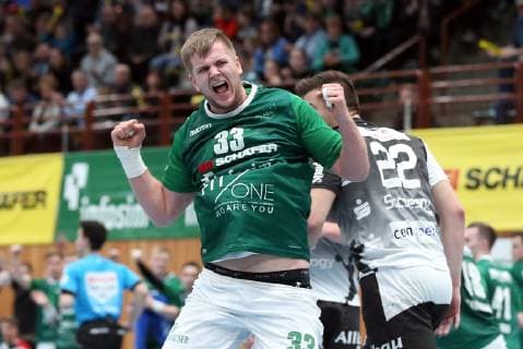 v.li.: Michael Schulz (DJK Rimpar Wölfe) jubelt, Dennis Sczesny (TuSEM Essen), DKB 2. Handball-Bundesliga, DJK Rimpar Wölfe - TuSEM Essen,