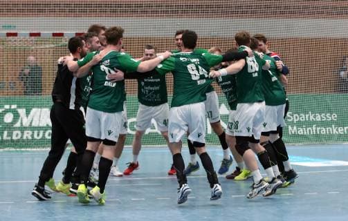 v.li.: Spieler der DJK Rimpar Wölfe feiern den Sieg nach Spielende, DKB 2. Handball-Bundesliga, DJK Rimpar Wölfe - TuSEM Essen,
