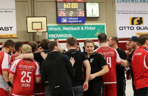 TuS Ferndorf - TV Großwallstadt, 26.12.2018 Hängende Köpfe bei der Mannschaft des TuS Ferndorf, nach der 26:35 Niederlage gegen den TV Großwallstadt, Kreuztal Stählerwiese Deutschland
