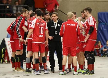 TuS Ferndorf - TV Großwallstadt, 26.12.2018 Bildmitte: Trainer Michael Lerscht (TuS Ferndorf) scheint in der Auszeit schon etwas ratlos, (TV Großwallstadt) Kreuztal Stählerwiese Deutschland