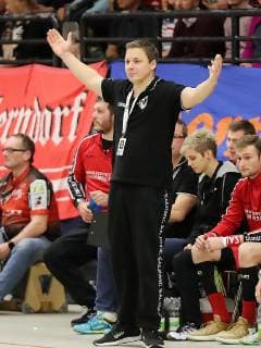 TuS Ferndorf - TV Großwallstadt, 26.12.2018 Bildmitte: Trainer Michael Lerscht (TuS Ferndorf) scheint schon etwas ratlos, (TV Großwallstadt) Kreuztal Stählerwiese Deutschland