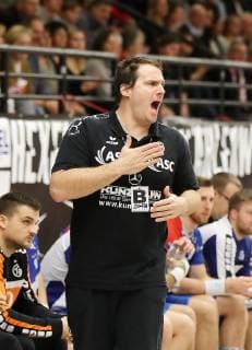 TuS Ferndorf - TV Großwallstadt, 26.12.2018 Trainer Florian Bauer (TV Großwallstadt) lautstark an der Aussenlinie, Kreuztal Stählerwiese Deutschland
