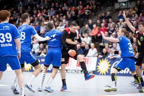 Luebbecke, Deutschland 26.12.2018: 2. Handball Bundesliga - 2018 2019 - TuS-N-Luebbecke vs. TSV Bayer Dormagen (M-R) Ian Hüter Hueter (Dormagen), Lukasz Gierak (Luebbecke) Luebbecke Nordrhein-Westfalen Deutschland Merkur Arena