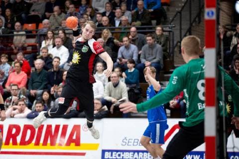 Luebbecke, Deutschland 26.12.2018: 2. Handball Bundesliga - 2018 2019 - TuS-N-Luebbecke vs. TSV Bayer Dormagen (L-R) Valentin Spohn (Luebbecke), Torwart Sven Bartmann (Dormagen) Luebbecke Nordrhein-Westfalen Deutschland Merkur Arena