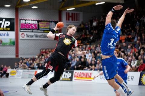Luebbecke, Deutschland 26.12.2018: 2. Handball Bundesliga - 2018 2019 - TuS-N-Luebbecke vs. TSV Bayer Dormagen (L-R) Valentin Spohn (Luebbecke), Ian Hüter Hueter (Dormagen) Luebbecke Nordrhein-Westfalen Deutschland Merkur Arena