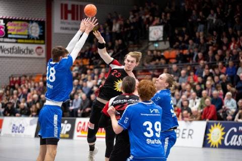 Luebbecke, Deutschland 26.12.2018: 2. Handball Bundesliga - 2018 2019 - TuS-N-Luebbecke vs. TSV Bayer Dormagen (L-R) Julian Köster Koester (Dormagen), Valentin Spohn (Luebbecke), Lukasz Gierak (Luebbecke), Lukas Stutzke (Dormagen), Lars Jagieniak (Dormagen) Luebbecke Nordrhein-Westfalen Deutschland Merkur Arena