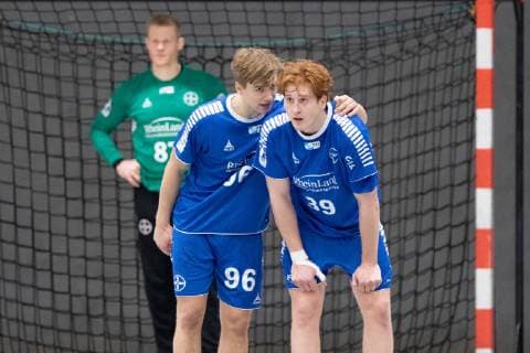 Luebbecke, Deutschland 26.12.2018: 2. Handball Bundesliga - 2018 2019 - TuS-N-Luebbecke vs. TSV Bayer Dormagen (L-R) Tim Roman Wieling (Dormagen), Lukas Stutzke (Dormagen) Luebbecke Nordrhein-Westfalen Deutschland Merkur Arena