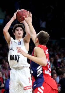 Deutschland, München, Audi Dome, 25.12.2018, Basketball - easyCredit BBL - FC Bayern Muenchen - s.Oliver Wuerzburg Bild: v. l. Joshua Obiesie (s.Oliver Würzburg, 3) und Robin Amaize (FC Bayern Muenchen, 15) Copyright: HMBxMedia xHeikoxBecker