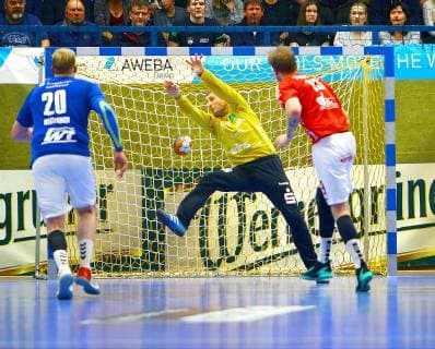 Per Siebenmeter überwindet Markus Stegefelt (Hüttenberg) Torhüter Radek Musil (Aue) Handball 2.Liga 2018 19 EHV Aue - TV Hüttenberg am 27.12.2018 EHV Aue - TV Hüttenberg