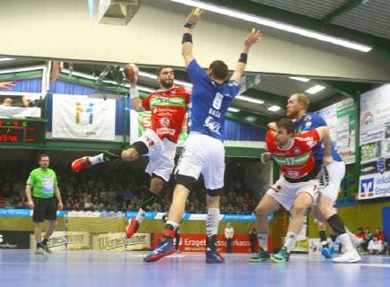 Sprungwurf von Björn Zintel (Hüttenberg) vor Kevin Roch (Aue) , rechts Mario Fernandes (Hüttenberg) und Jort Neuteboom (Aue) Handball 2.Liga 2018 19 EHV Aue - TV Hüttenberg am 27.12.2018 EHV Aue - TV Hüttenberg