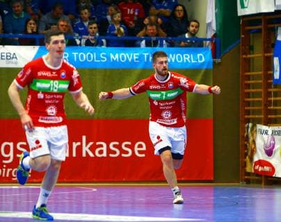 In Jubelpose: Moritz Lambrecht (Hüttenberg) , links Ragnar Johannsson (Hüttenberg) Handball 2.Liga 2018 19 EHV Aue - TV Hüttenberg 26:31 am 27.12.2018 EHV Aue - TV Hüttenberg