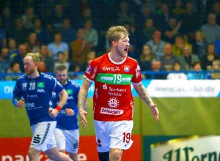 In Jubelpose: Markus Stegefelt (Hüttenberg) Handball 2.Liga 2018 19 EHV Aue - TV Hüttenberg 26:31 am 27.12.2018 EHV Aue - TV Hüttenberg