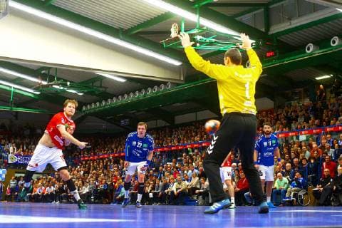 Per Siebenmeter überwindet Markus Stegefelt (Hüttenberg) Torhüter Radek Musil (Aue) Handball 2.Liga 2018 19 EHV Aue - TV Hüttenberg 26:31 am 27.12.2018 EHV Aue - TV Hüttenberg